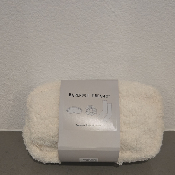 Barefoot Dreams Cozy Eyemask, Scrunchie, and Socks Set With Storage/Travel Bag - Picture 5 of 8